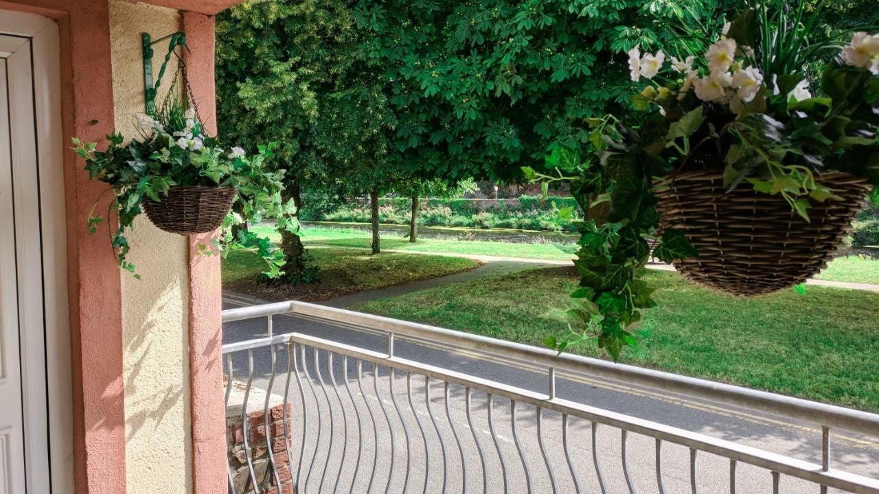 אינסקורתי Riverview Luxury Short Stay Apartment מראה חיצוני תמונה